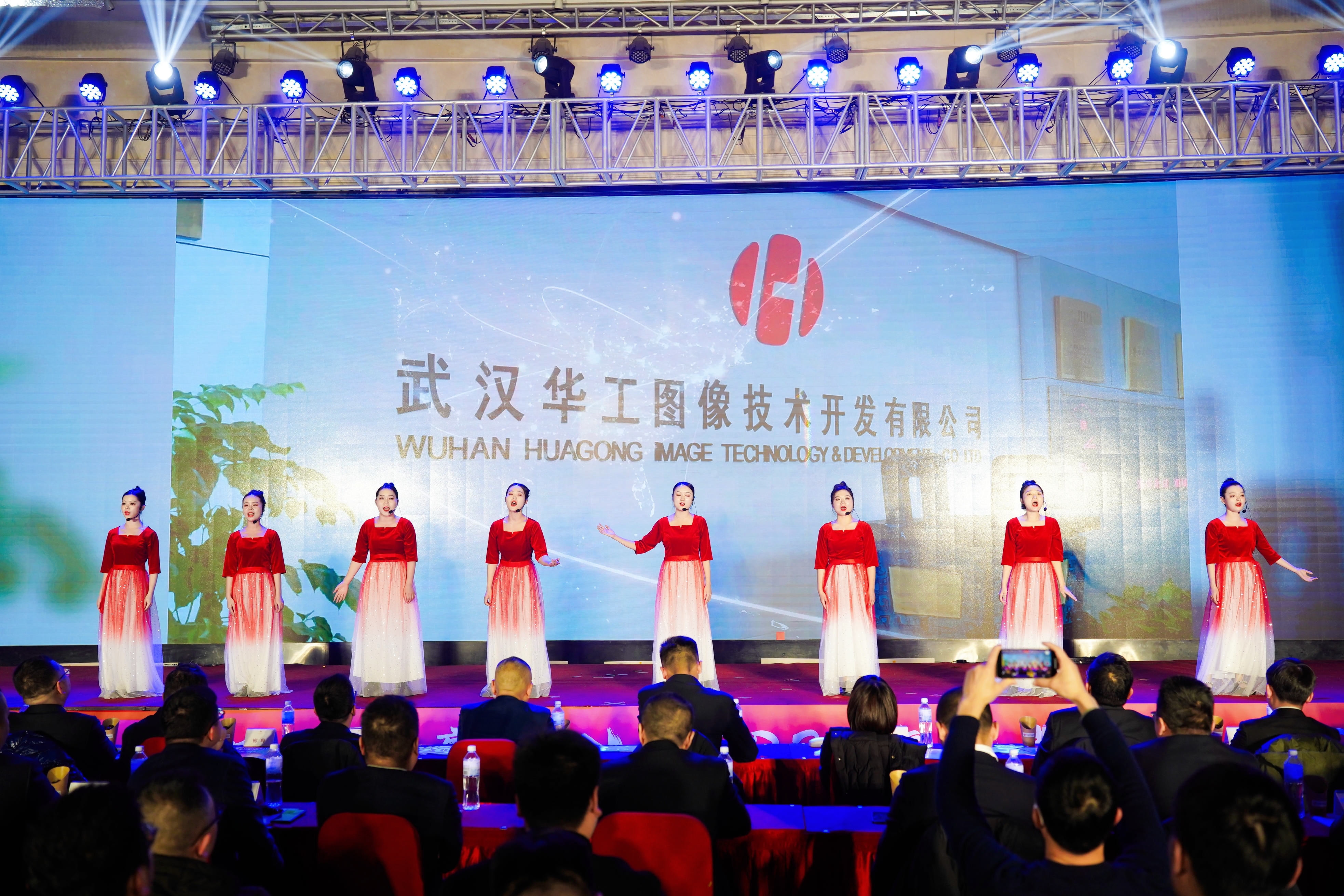 2024年度表彰暨2025新春聯(lián)歡會華工圖像聲生不息演唱團